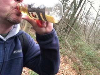 Boire de la pisse dans la nature