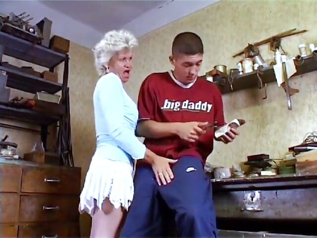Abuela cachonda sabe cómo seducir a un joven para follarla