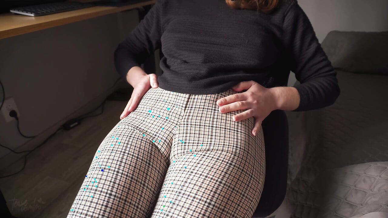 Travieso compañero de trabajo cameltoe provoca y negación
