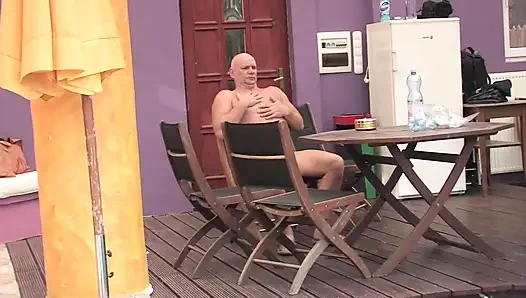 60 yaşındaki nine bahçede sikişiyor