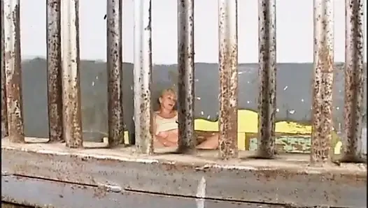 Милфе-блондинке проникли в анал в позе публичный секс и кончают в рот