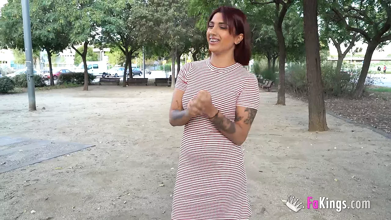 Bătrânul surprinde o gagică tânără cu pula lui grozavă. acum este nebună că îl fute!