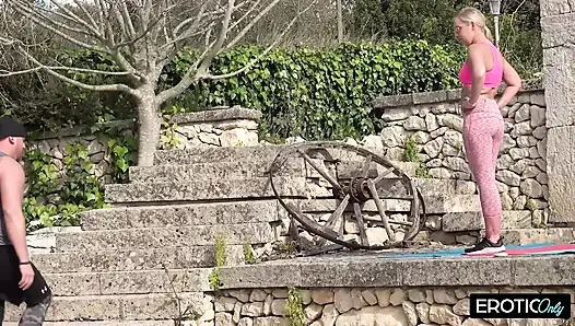 Üvey baba ve üvey oğlu üvey kız kardeşini paylaşıyor