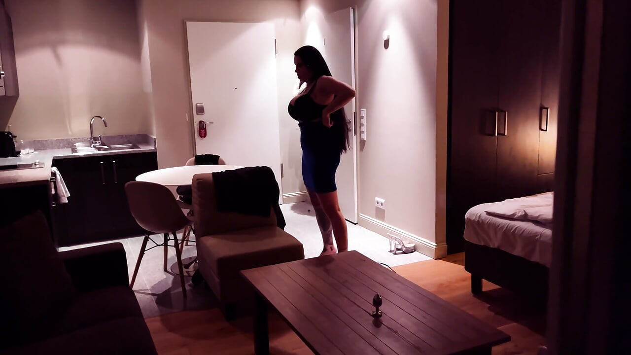 남자는 나에게 비디오를 보냈다.