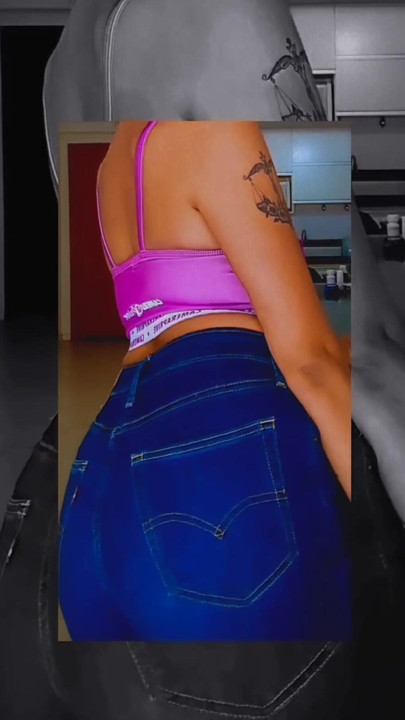 YOUNG GIRL TWERKING IN FRONT OF YOU