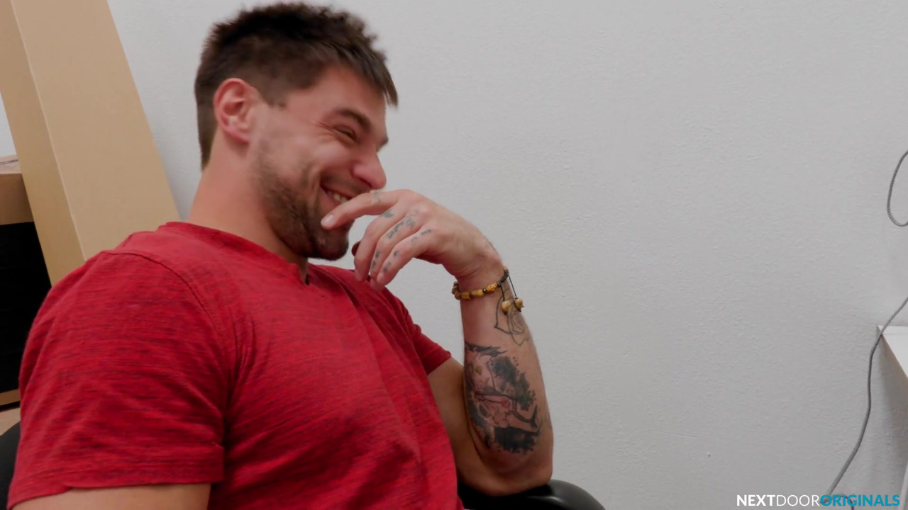 ブランドン・アンダーソンがズーム会議中に犯されてフェラされる