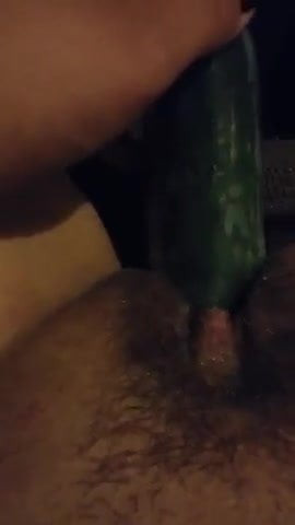 Masturbandose con pepino 2