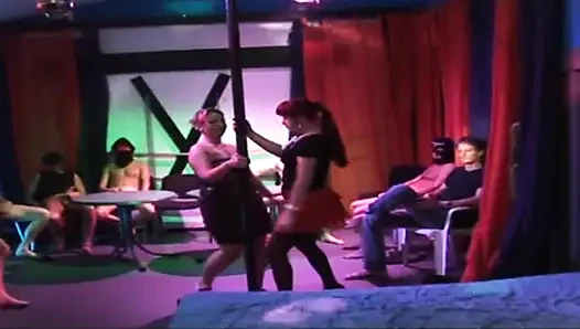 Olgun hatun vahşi grup sekste birden fazla zonklayan yarakla genişliyor