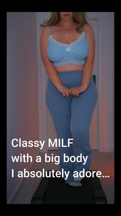 Mamă sexy țâțoasă futându-și fundul masiv