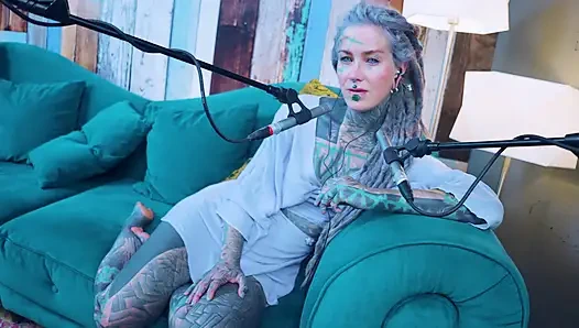 Ich spreche über G - Grattitude- ASMR podcast SFW spricht goth dünnes mädchen dreadlocks tattoo-model mit tinte mädchen