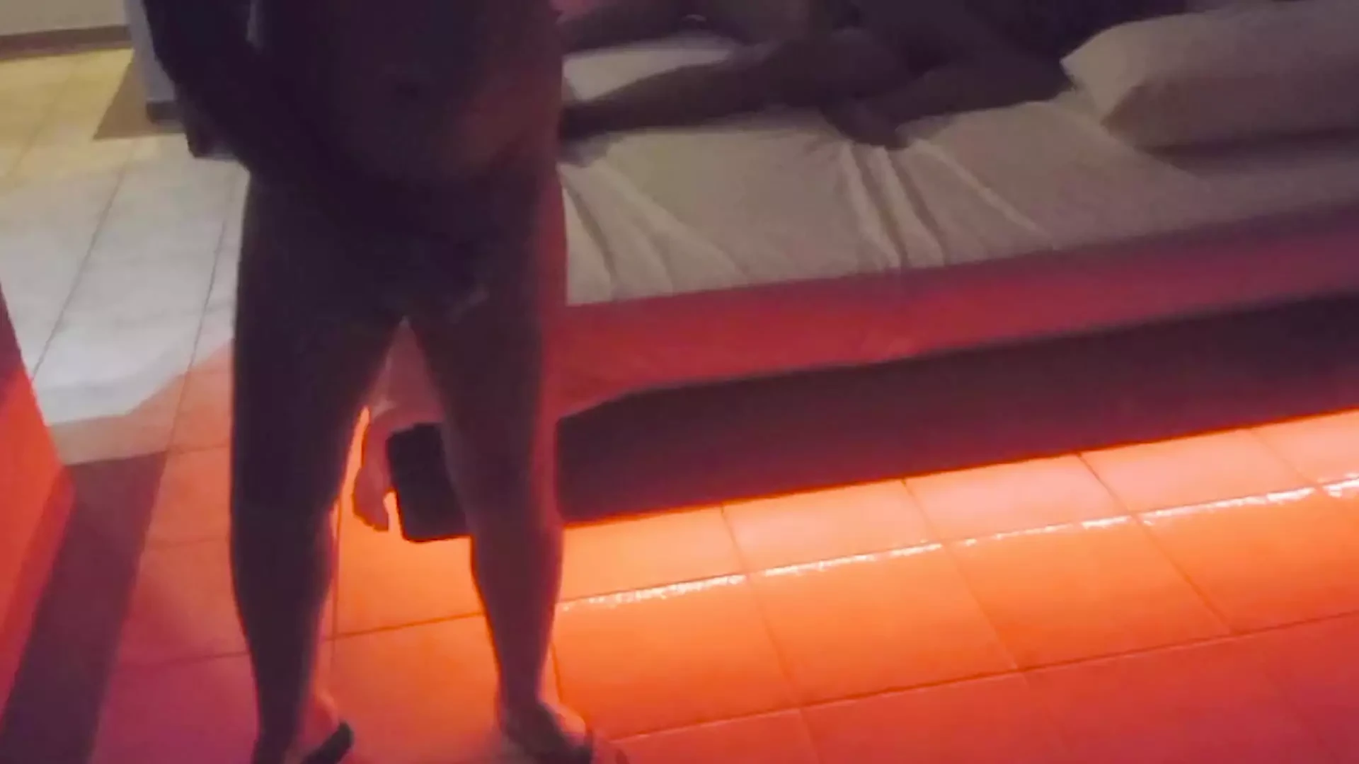 淫荡的陌生人没有避孕套插入我的阴户，而绿帽男记录了一切