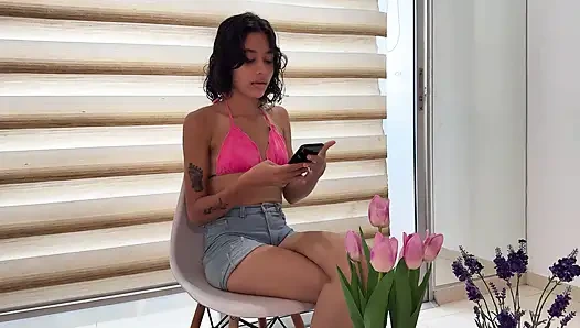 18 yaşındaki iki kızla üçlü seks yapıyorum ve hayatımızın en iyi seksini yapıyoruz.