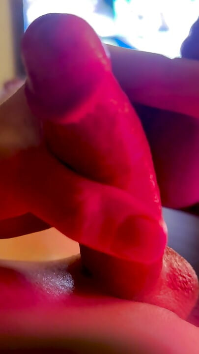 Fantasme d’autofellatio. Une bite se fait défoncer avec un vibromasseur en regardant du porno.