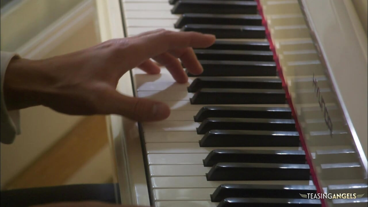 Maestro piano memainkan memek wanitanya seperti nada sederhana