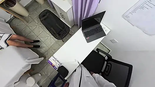 Student geht zum Arzt und er führt eine Bauchuntersuchung bei ihr durch. POV