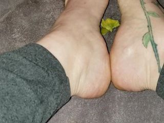 Длинные ногти на ногах с манго, почесывание