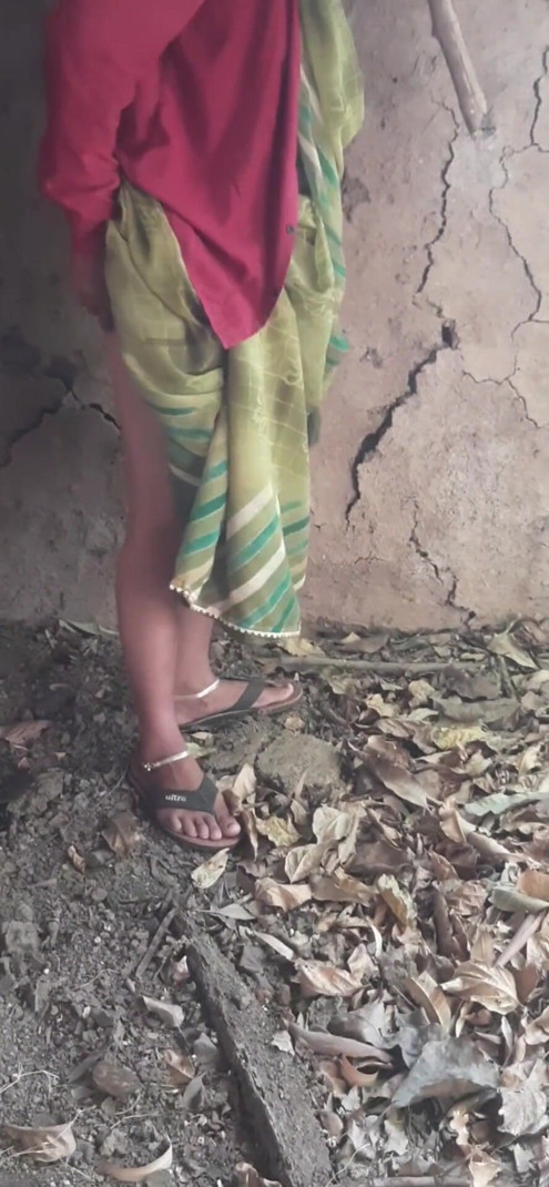 In the field, the desi sister-in-law opened her saree and showed the fat ass by showing the grain of the forest big pussy and persuaded to have sex in the open field. | Clip 1