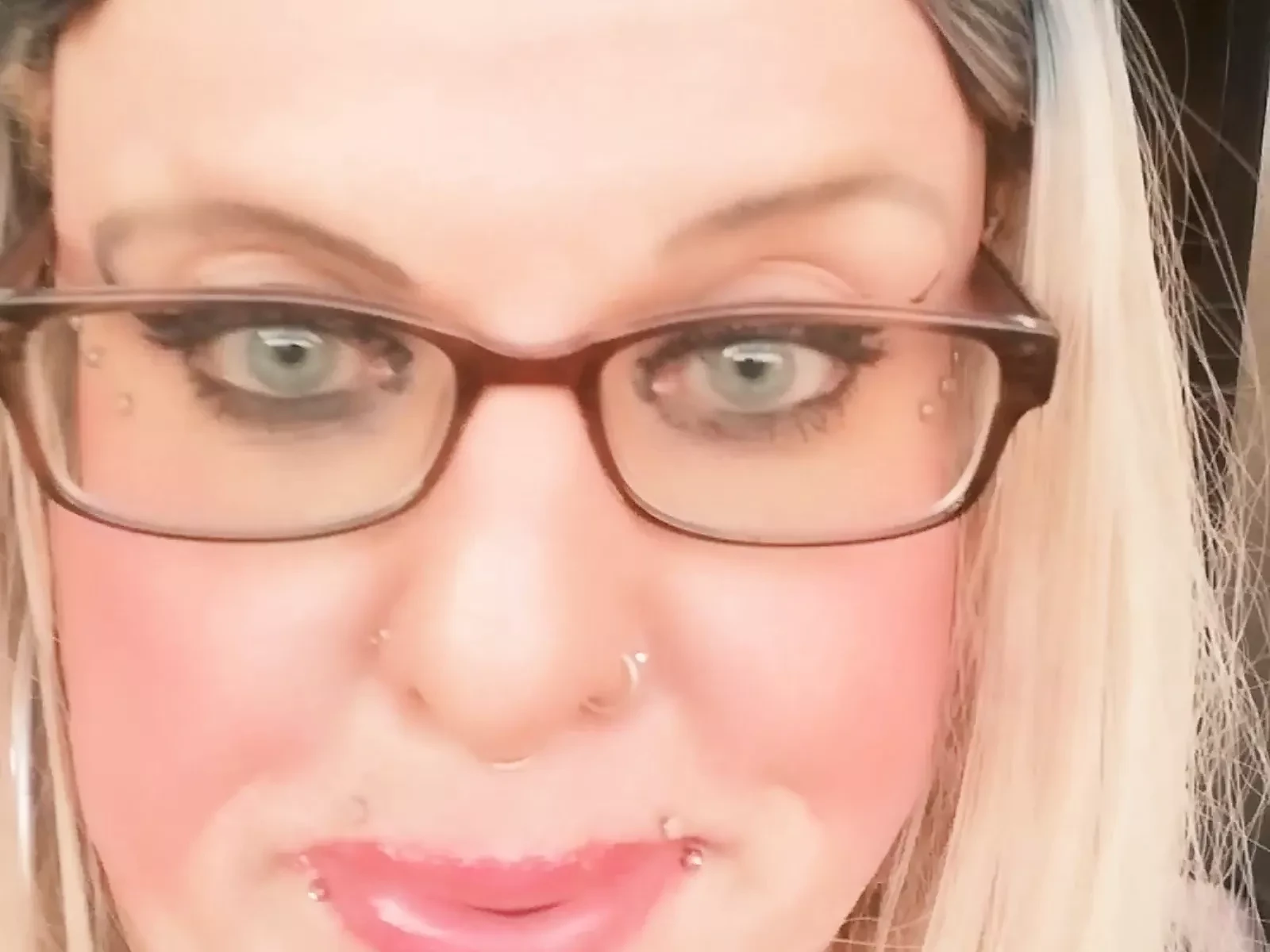 Stefanie ts puši cigaretu