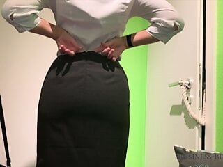 La mujer vestida de empresaria tiene una cogida rápida antes de trabajar - business-bitch