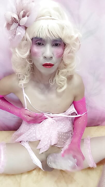 Oanh Le transgender wearing sexy porn selfie love cup