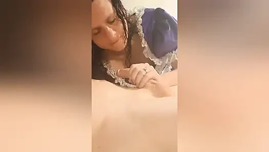 Hizmetçi ilk yarağını emiyor!