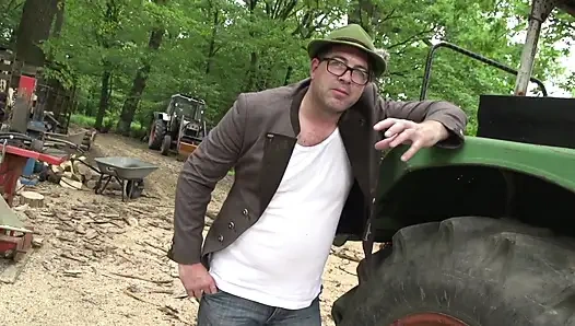 Büyük memeli çarpıcı sarışın açık havada sert sikiliyor