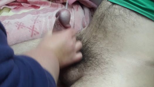 Close-up aftrekken met cumshot amateurpaar