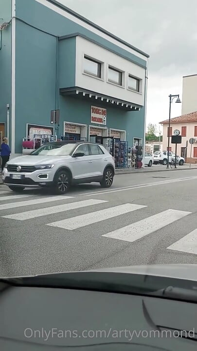 리모컨 바이브레이터로 쇼핑하는 빨간 머리 오르가즘