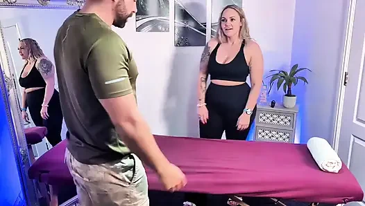 Frecher masseurin schluckt sperma von kunden!