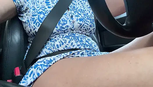 Elegante stiefmutter ist auf dem Weg zur arbeit gute stimmung und wird von einem neugierigen fahrer angesprochen