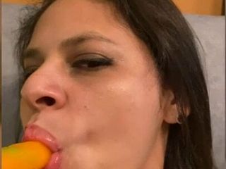 Xoco-latina se doigte et se masturbe avec de la glace