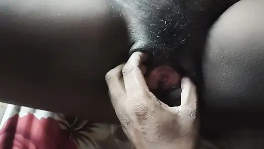 Apni bhabhi ko maine chut phailakar chut me ungli kiya