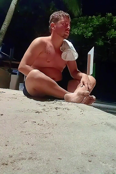 当我穿着短裤弄湿时, 海滩上的人会吓坏