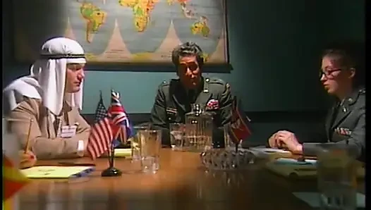 Mädchen sitzt ihre muschi auf dem großen schwanz des typen und reitet es hart und schnell