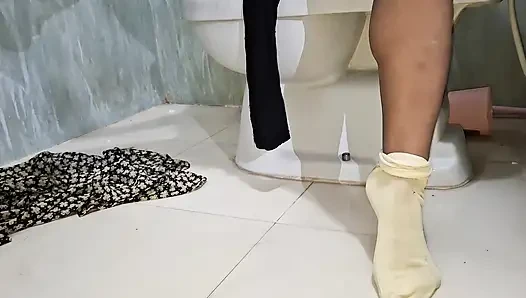 Wenn eine Desi-ehefrau allein zu hause ist, geht sie ins badezimmer und holt ihren muschisaft mit ihren händen raus.