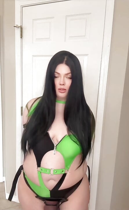 Femdom Strap on Menggoda, Penghinaan
