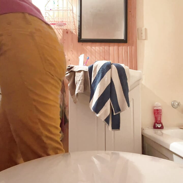 Memek beskku muncrat di kamar mandi!