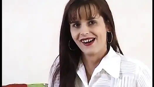 Heiße MILF genießt es, ihre fotze nach dem fingern mit einem dildo zu ficken