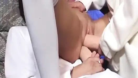 Tante seksi rambut pirang lagi asik fingering dan ngentot dildo ukuran raksasa