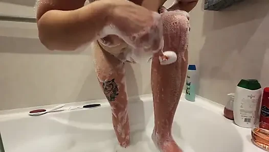 Üvey oğlumla vahşi seks yapmadan önce vücudu hazırla. Vücut tıraşı ve meme masajı.4 kez boşalma