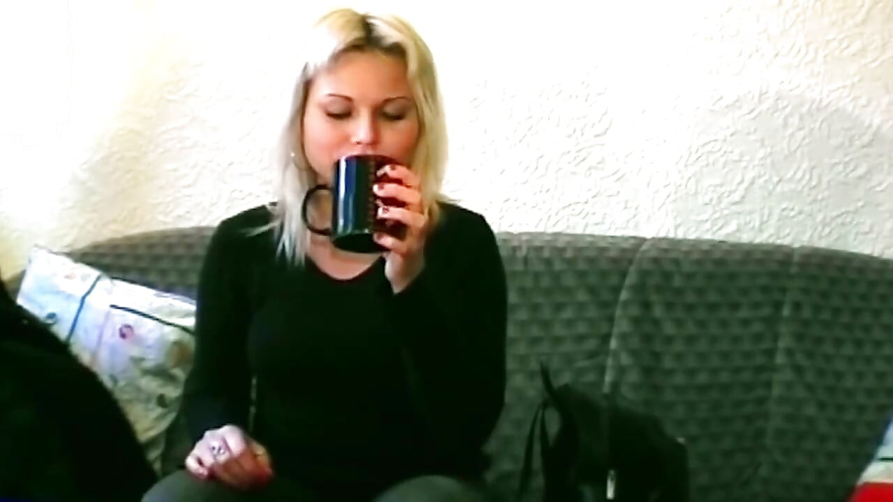Loira chupa pau e depois dedilha sua buceta molhada