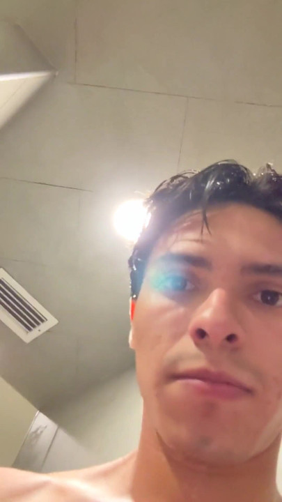 Snažan trenutak iz "GYM SHOWERS"