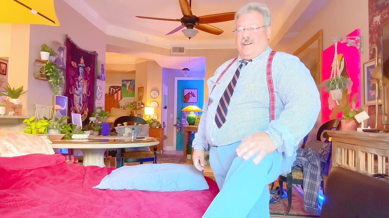 ศาสตราจารย์ฉี่ทั่วถุงเท้าเดรสของเขาและยิงน้ําเงี่ยนครั้งใหญ่