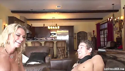 Briana Banks amcığını Xander'ın büyük yarağıyla siktiriyor