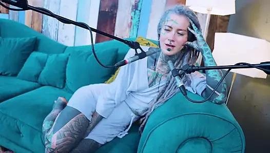 Aku berbicara tentang R - Relief - ASMR podcast SFW berbicara dengan gadis kurus gothic model tato gimbal