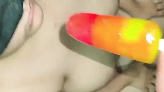 Hari ini suamiku ngasih aku es krim yang sangat romantis