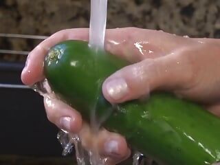 Een wanhopige huisvrouw gebruikt komkommer en wortel als vervanging voor een grote harde pik