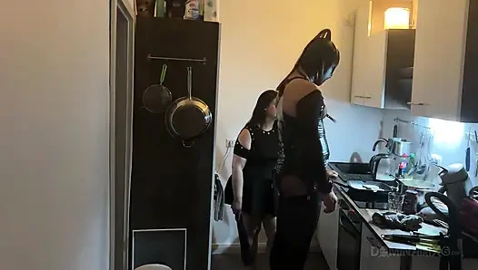 Dominante MILF dehnt latex-subs arsch weit in der küche