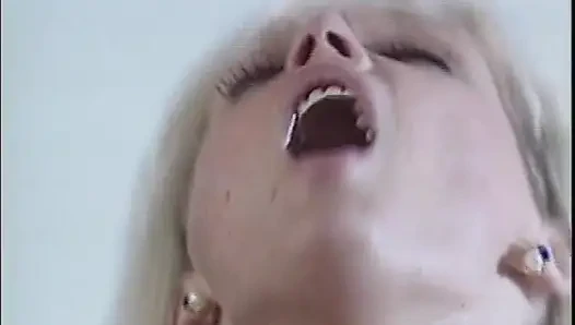 Blonde geile schlampe gab seinem ehemann, der einen großen schwanz hat, einen großzügigen fick