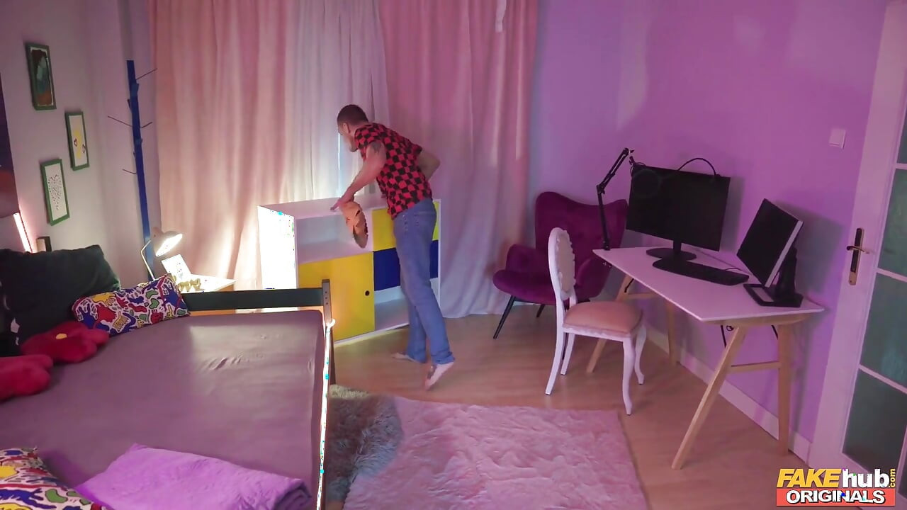Fakehub Originals - max Dior se oblači u jezive kostime da bi ismejao svoju cimerku, Megan Fiore